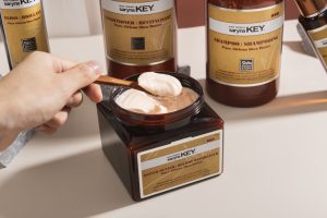 Saryna key Thành phần chính là bơ hạt mỡ SHEA có chứa các vitamin A, E, F, axit amin và keratin tự nhiên